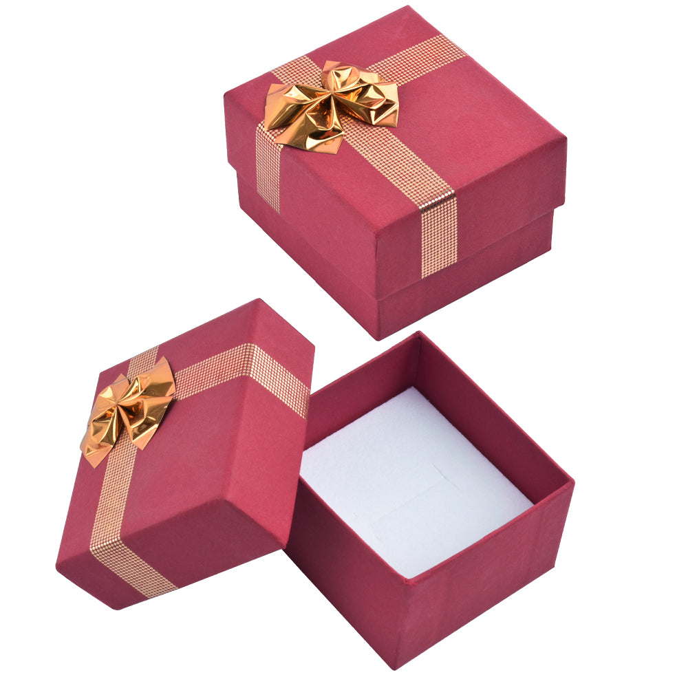 빛나는 은색 나비넥타이가 달린 빨간 반지 상자