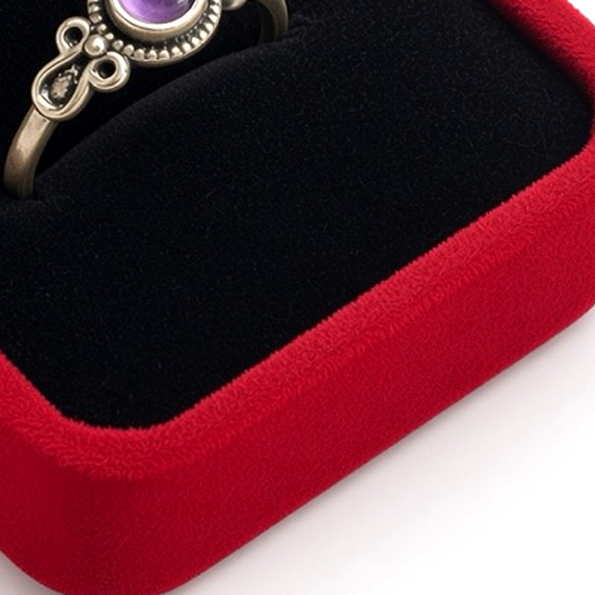 V37R-R red velvet ring box rounded corner texture detail