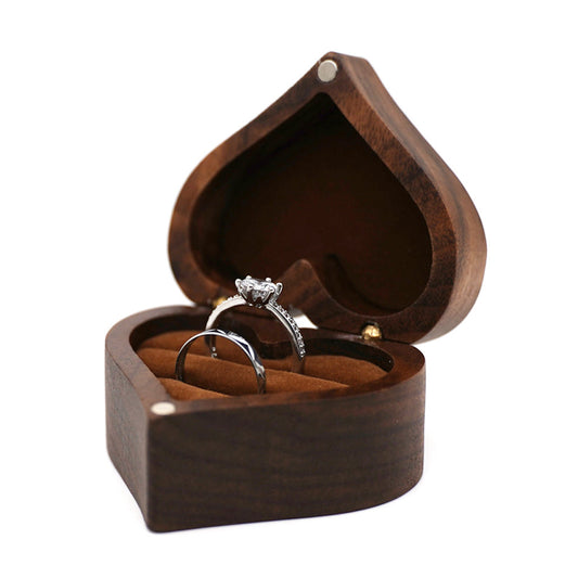 Caja de madera para anillos dobles con forma de corazón